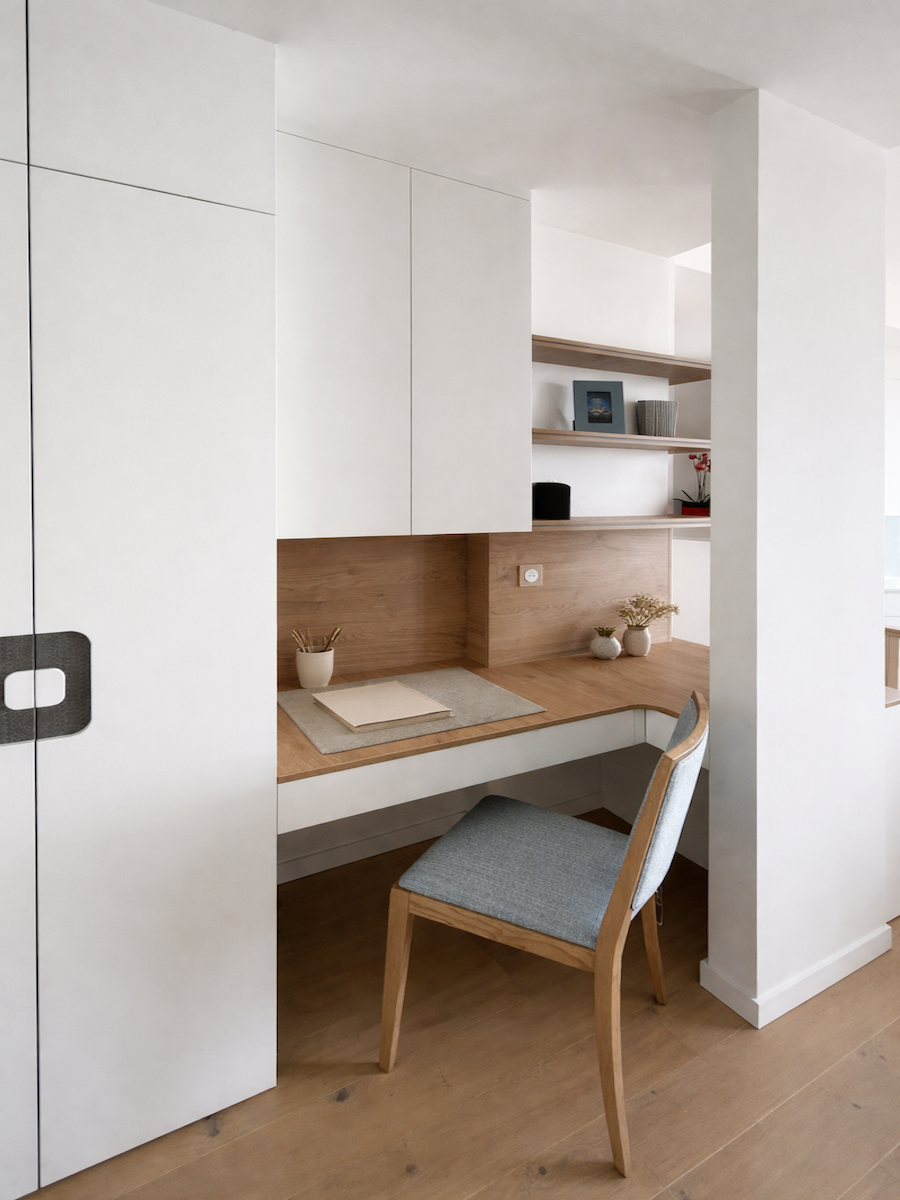 Salle de bain du projet Radieuse à Monaco avec espace fonctionnel, lumière naturelle et palette de couleurs unifiées signée Intérieurs à Croquer