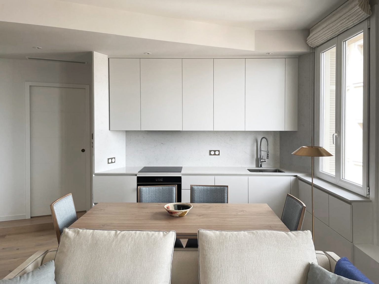 Cuisine intégrée du projet Radieuse à Monaco avec lignes épurées, mobilier sur mesure et continuité naturelle de l’espace de vie signée Intérieurs à Croquer