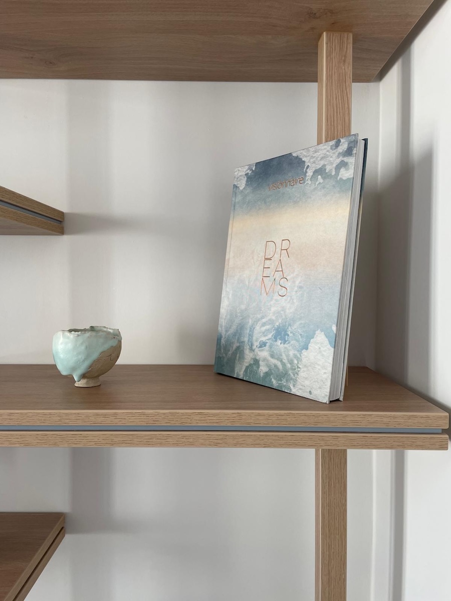 Détail de l’étagère du salon du projet Radieuse à Monaco avec finitions bois, lignes épurées et décoration élégante signée Intérieurs à Croquer