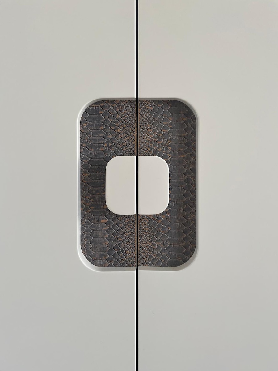 Détail de la poignée de porte d’armoire dans l’entrée du coin bureau du projet Radieuse à Monaco avec finition élégante et design sur mesure signé Intérieurs à Croquer