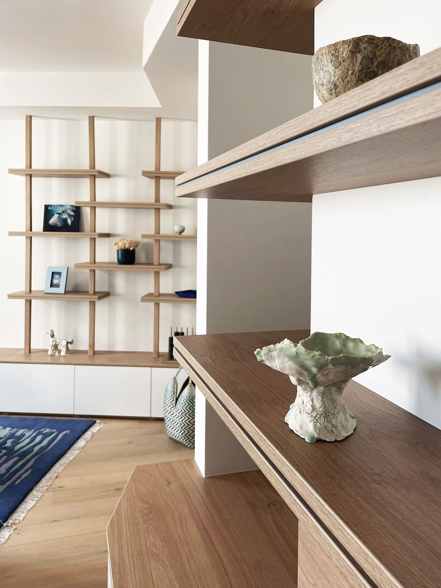 Étagère sur mesure du projet Radieuse à Monaco séparant l’entrée, les pièces de vie et la niche bureau avec perspective lumineuse signée Intérieurs à Croquer