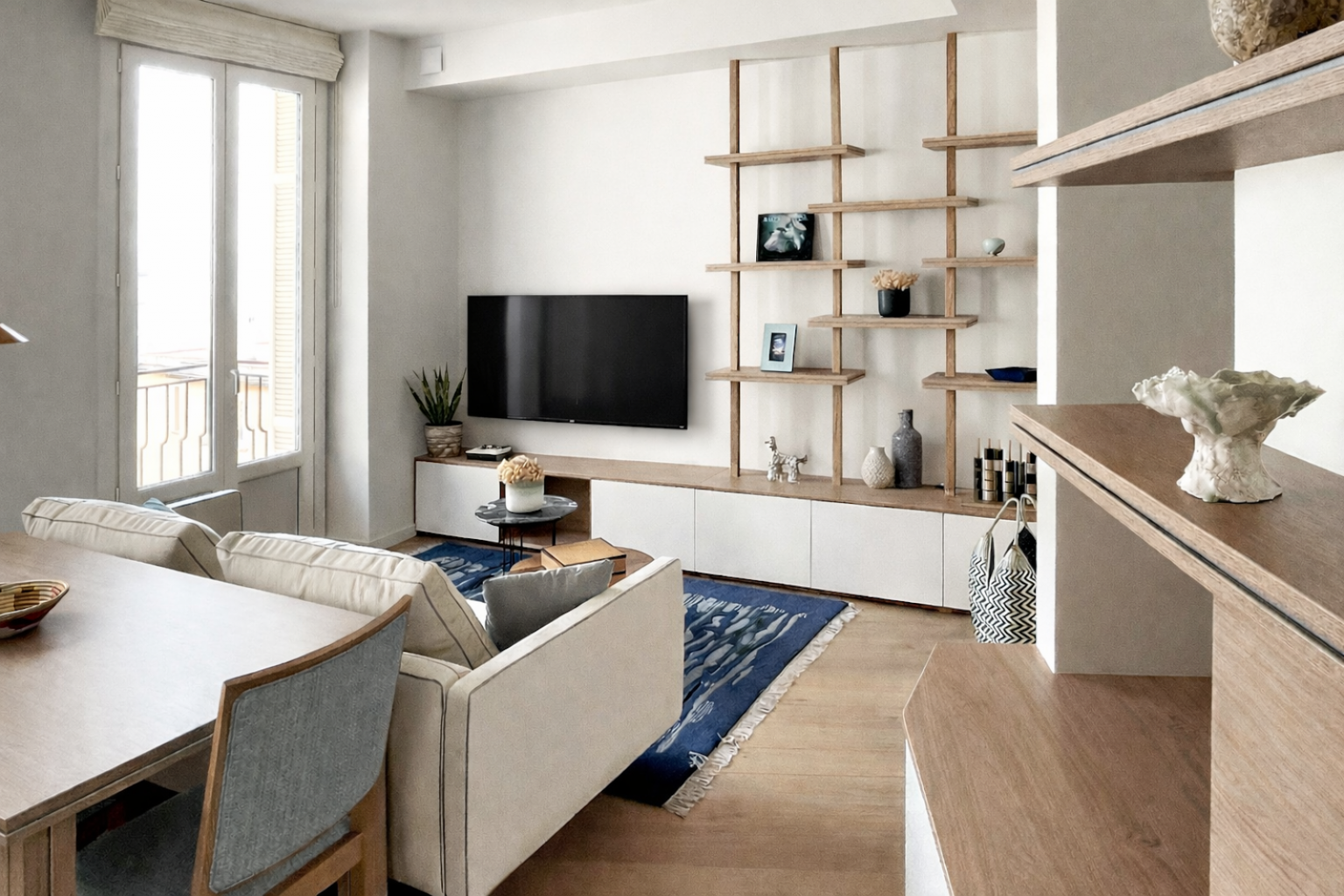 reconfiguration d'un appartement dont la pièce de vie. Projet Radieuse à Monaco réunissant salon et salle à manger avec grande luminosité, matières nobles et ambiance douce signée Intérieurs à Croquer