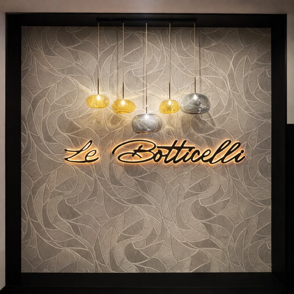 Hall d’immeuble à Monaco avec enseigne intérieure lumineuse Le Botticelli, éclairage décoratif et décoration intérieure haut de gamme.