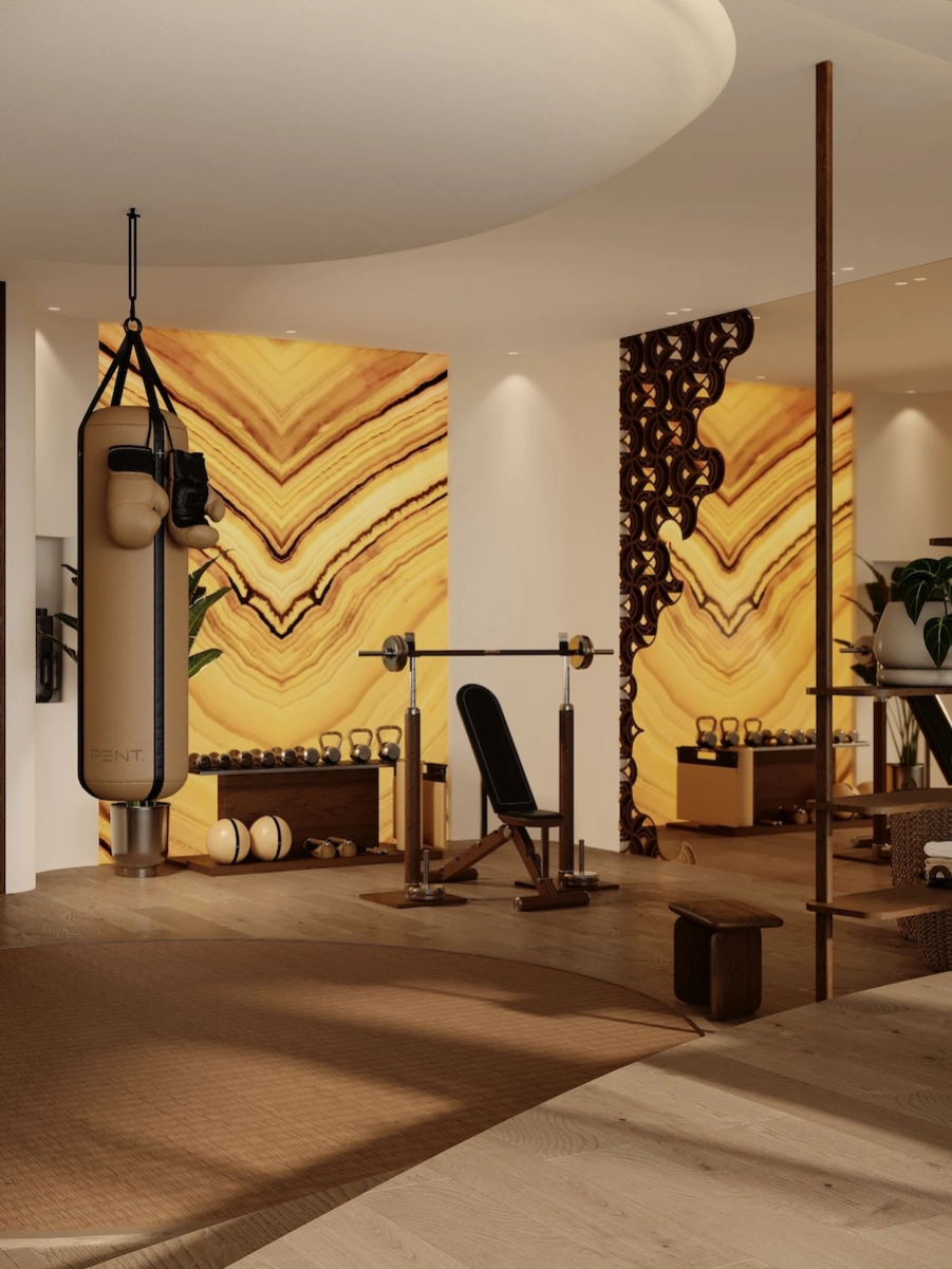 Détail d’un espace fitness privé à Monaco avec sac de frappe, équipements design, matériaux nobles et architecture intérieure sur mesure.