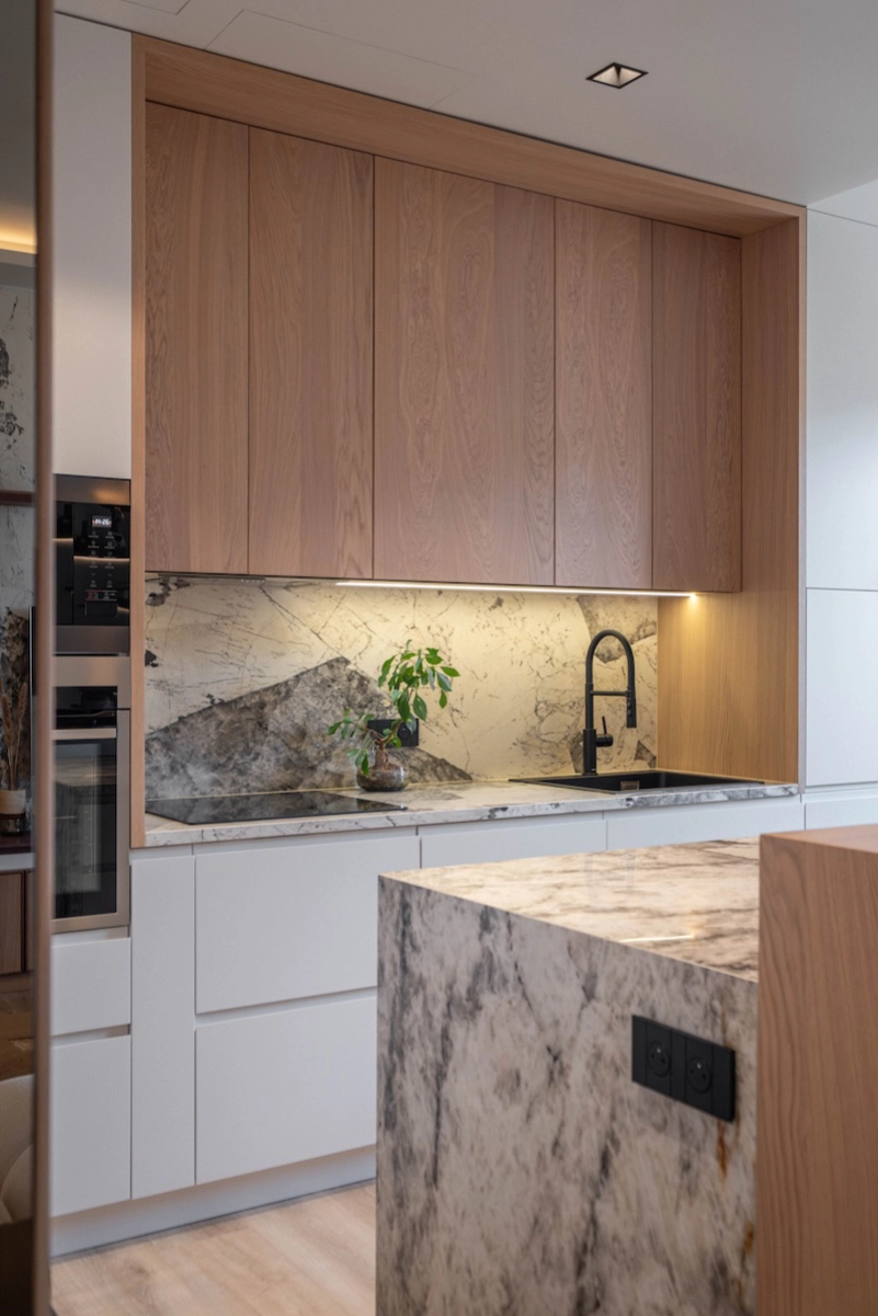 Détail cuisine sur mesure en bois et marbre avec rangements intégrés – Projet L’Azur par Intérieurs à Croquer