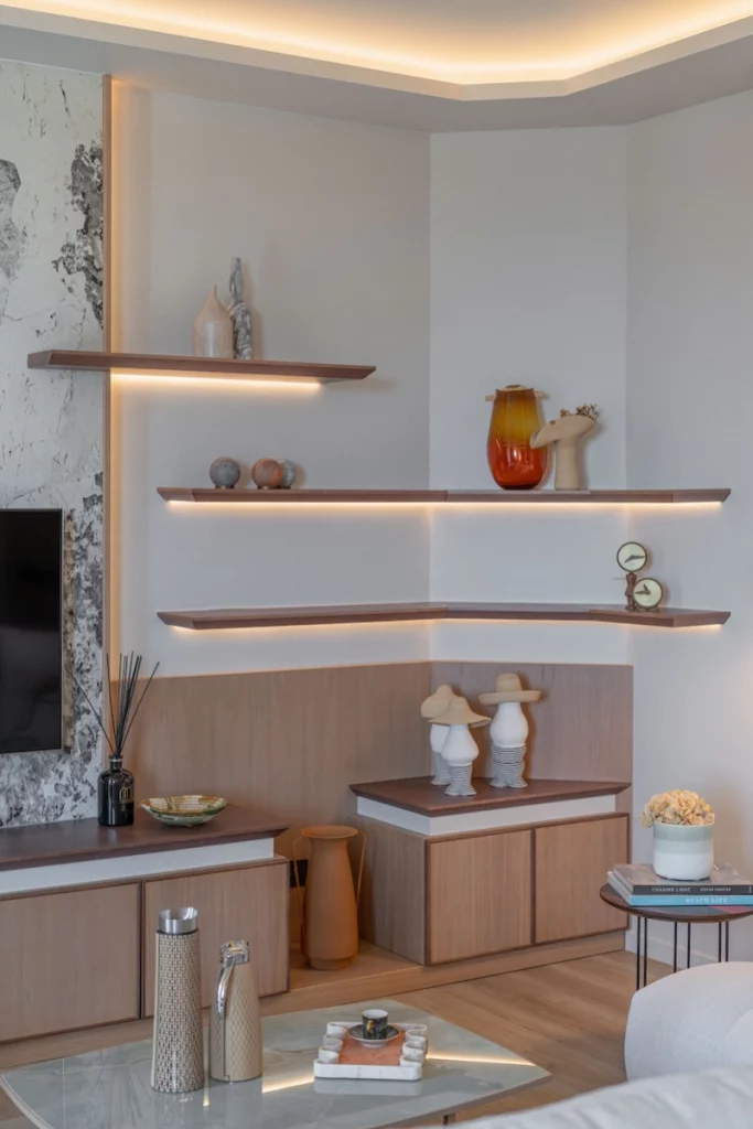 Détail salon avec étagères rétroéclairées et mobilier sur mesure en bois – Projet L’Azur par Intérieurs à Croquer